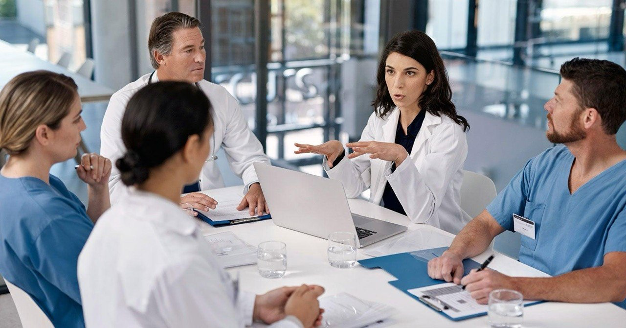 Équipe médicale en réunion de coordination hospitalière